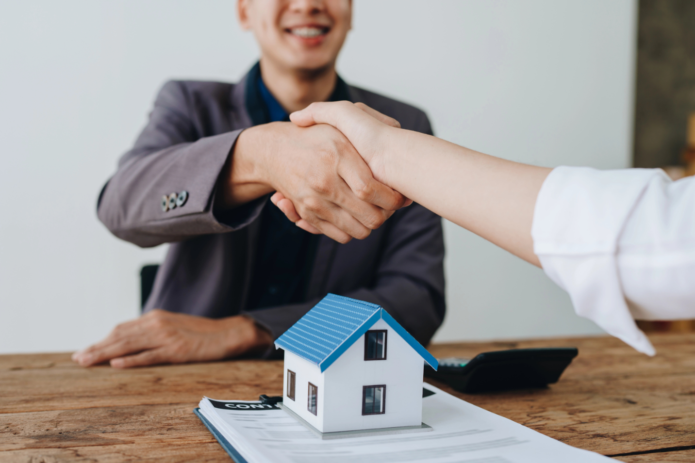 The banks Mortgage Officers shake hands with customers to congratulate them after signing a housing investment loan agreement.